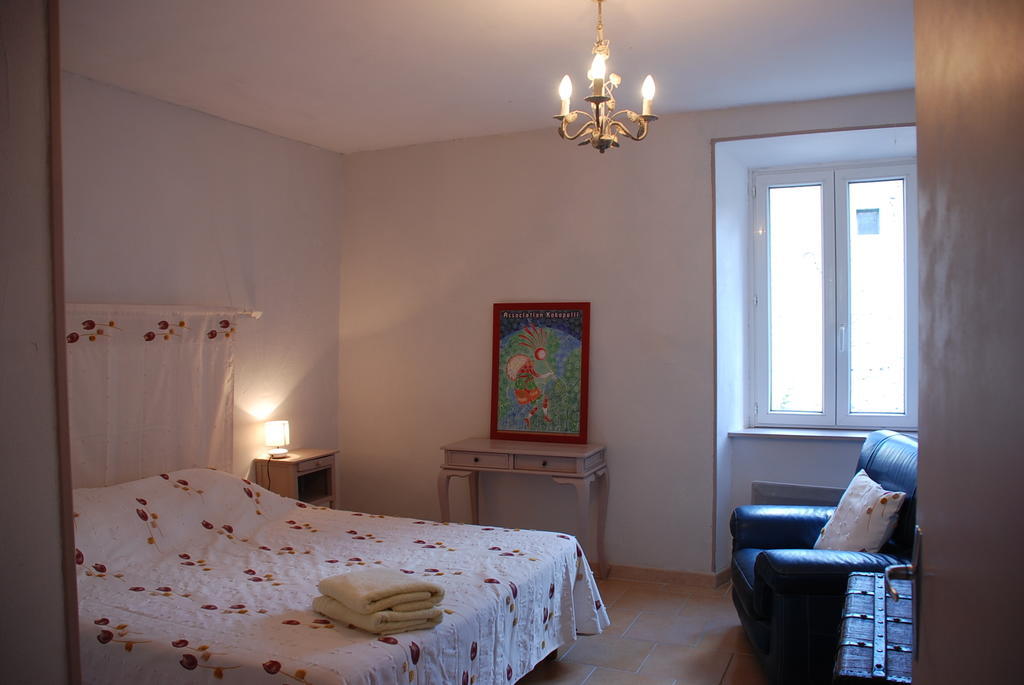 Bed and Breakfast Les Jardins Du Mas Evesque Rousson  Экстерьер фото