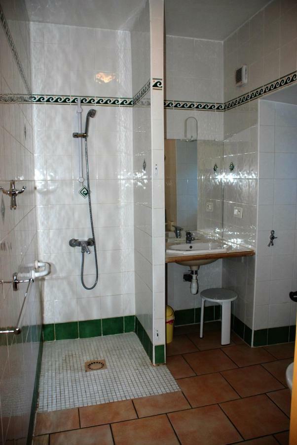 Bed and Breakfast Les Jardins Du Mas Evesque Rousson  Экстерьер фото
